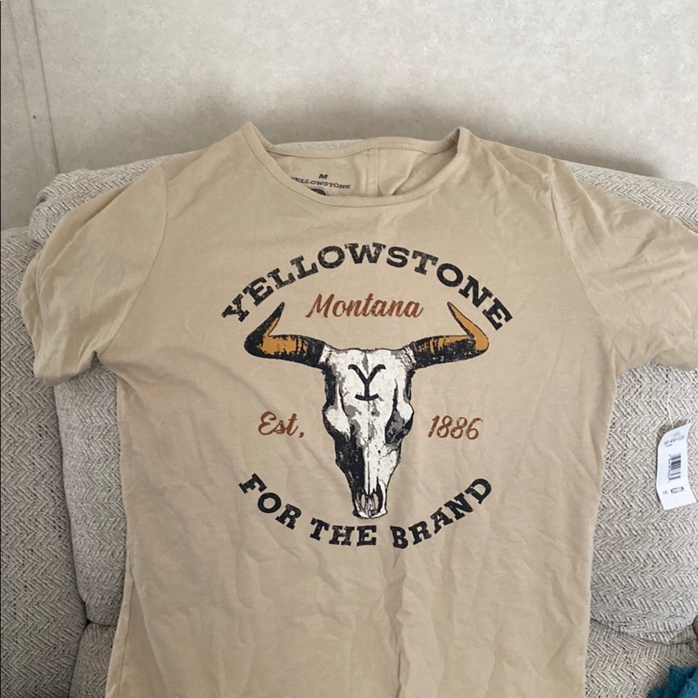 New with tags Yellowstone Graphic T-Shirt nwt 🆕